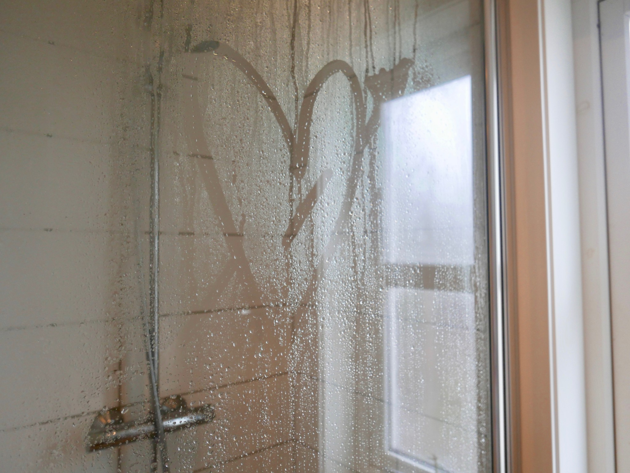 dusj-shower-vann-water-heart