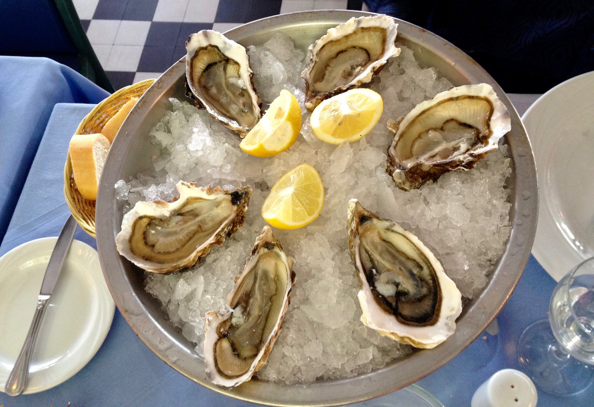 oysters-dining-france-restaurant