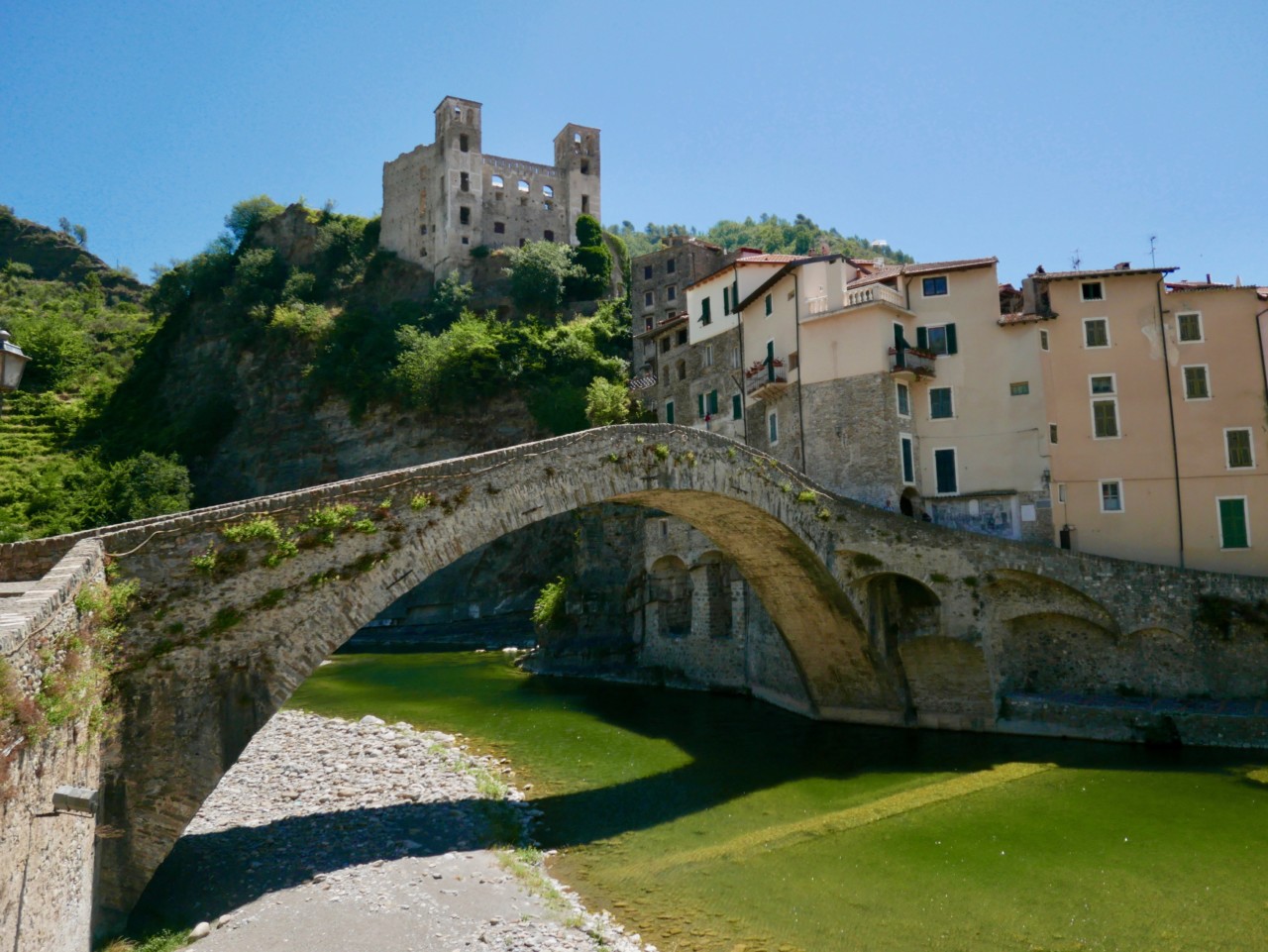 il-borgo-dolceacqua-italia-green-water-anja-stang