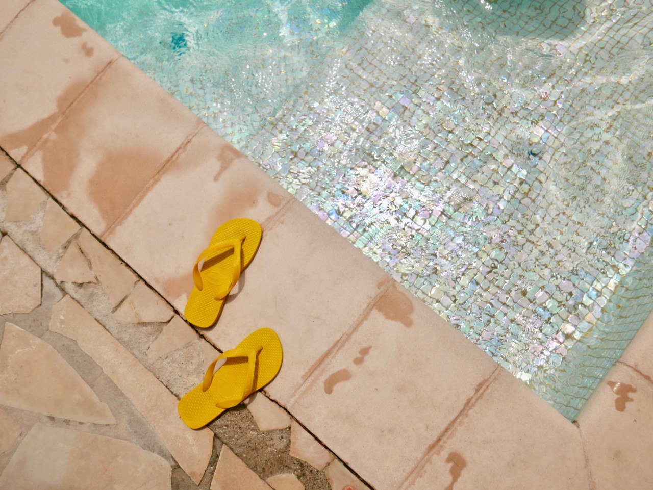 yellow-havaianas-pool-summer-anja-stang