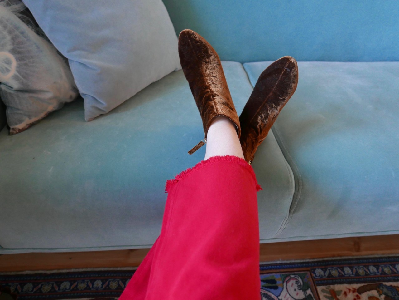 weekdays-red-jeans-anja-stang-denim-velvet-sofa